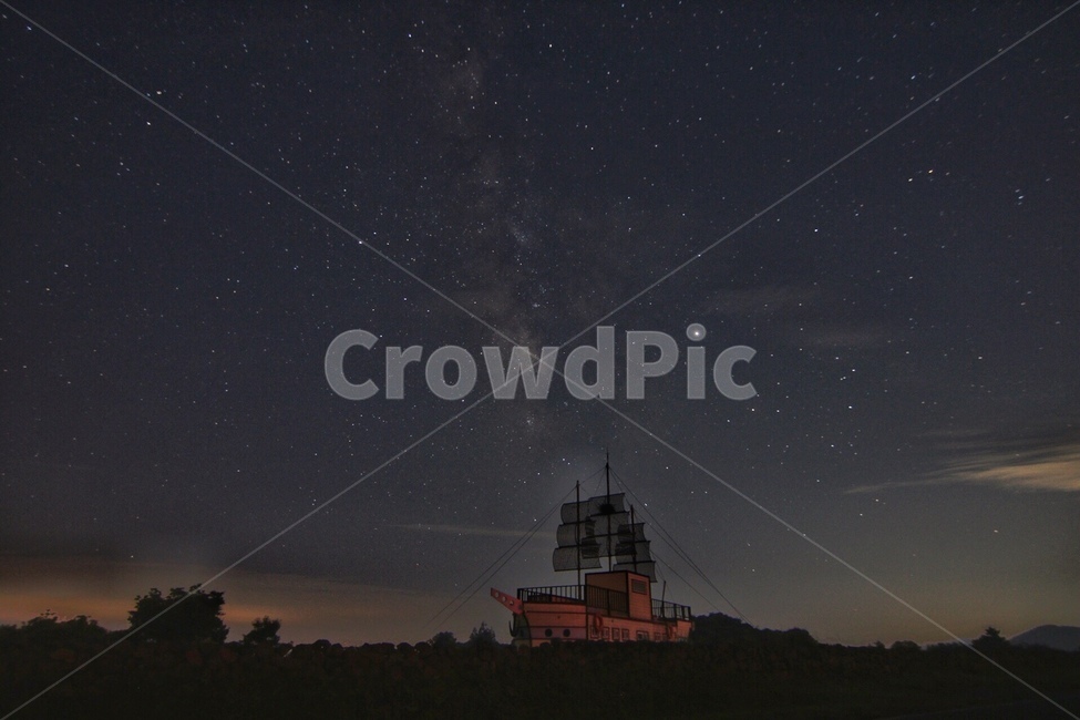 은하수,달,야경,자연,별,자연,풍경,nature,landscape,outdoors,옥외,space,우주,astronomy,천문학,night,밤,starry sky,별이 빛나는 하늘,universe,outer space,대기권 밖