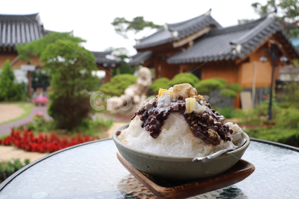 summer,koreanfood,팥빙수,빙수,여름,한옥,한국전통,한국디저트,팥,자연,여름철,추억,얼음,여름,계절,summer,season,음식,식재료,요리,food,cook,meal,dishes,food reserves,디저트,간식,후식,dessert,snack,creme,크림,cream,ice cream,아이스크림