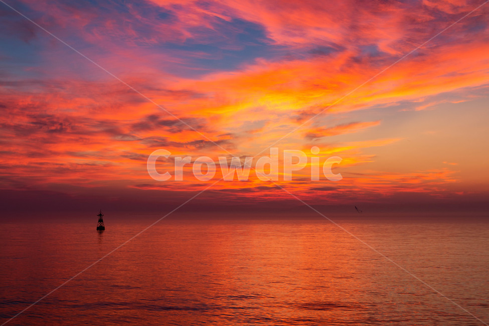 포항,일출,영일만,바다,여름,구름,등부표,자연,황혼,하늘,sunset,새벽,붉은하늘,자연,풍경,nature,landscape,outdoors,옥외,sky,일몰,dusk,dawn,red sky,붉은 하늘