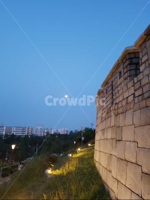 도성외곽,도성,저녁,달,전둥,야경,밤,풍경,nightscape,night,landscape,도시,city,한국도시풍경,한국도시경관,korea cityscape,walkway,보도,path,통로,wall,벽