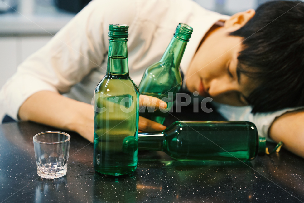 소주,알콜,음주,과음,숙취,술,술병,남성,취객,회식,만취,사람,인물,인간,human,person,남성,남자,man,male,술,주류,alcohol