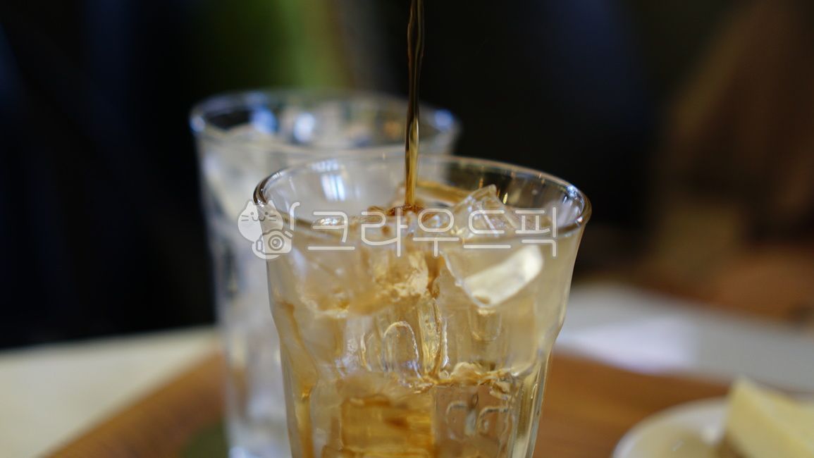 음료,얼음잔,얼음,콜라,맥주,beer,맥주잔,마실것,알콜,음주,따르다