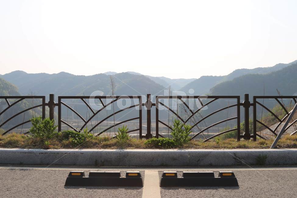 풍경,정리,좌우대칭,주차장,산,구름,맑은하늘