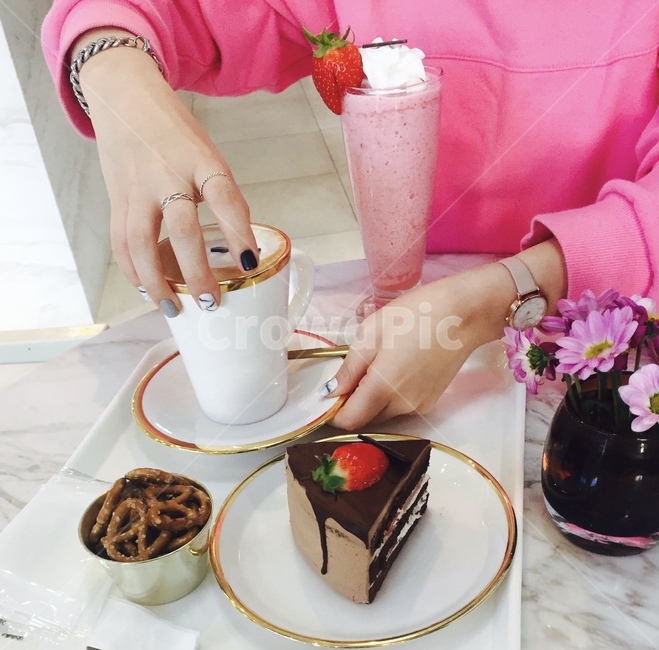 카페,여자손,조각케익,딸기스무디,카페라떼,커피,카페,coffee,cafe