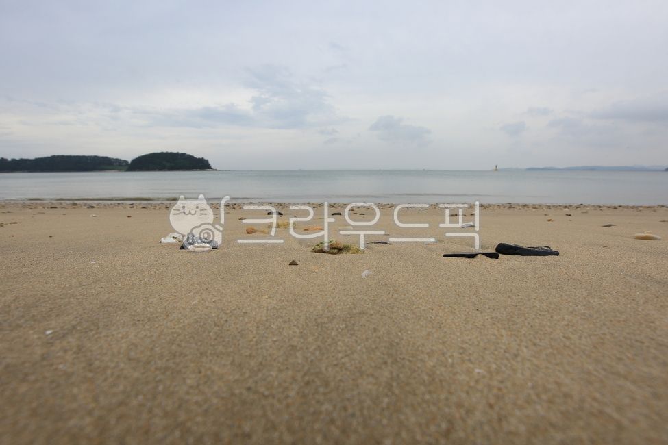 바다,모래,해수욕장,자갈,조약돌,돌,바닷가,바닷물,해안가,휴가,피서,여름,시원한,배경,7월,경치,sand,outdoors,nature,자연,모래사장,여름바다,gravel,coastal,cool,water,summer,차가운,view,beach,물놀이,휴식,해안,stone,하늘,sky,ground,바닥