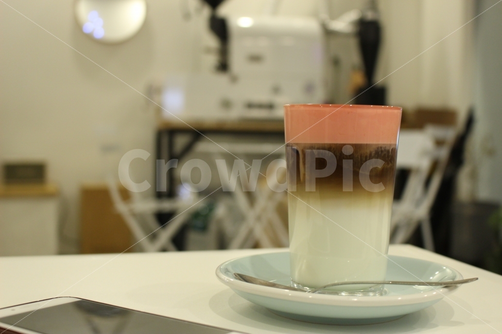 커피,카페,스페셜티,로스터리,인테리어,맛집,coffee,cafe,specialty,roastery,플라밍고,분홍,디저트,음료,플로팅,레이어드,컬러,컬러풀,로스터기,커피,카페,coffee,cafe
