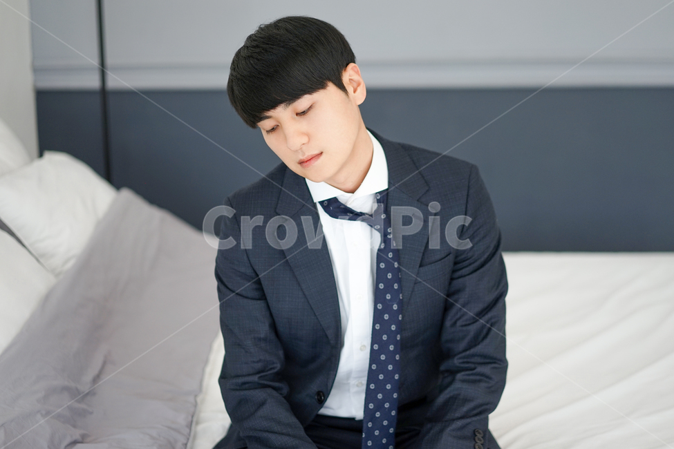 남성,남자,정장,침대,집,실내,침실,넥타이,피로감,양복,사람,인물,인간,human,person,남성,남자,man,male