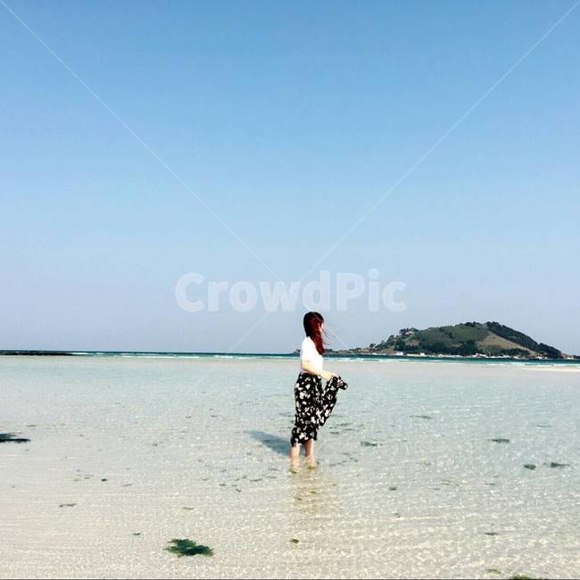 제주도,협재해수욕장,제주바다,제주도바다,여자,뒷모습,여자뒷모습,쓸쓸,외로움,기다림,바다,쪽빛바다,사람,인물,인간,human,person,여성,여자,woman,female,lady,여행,휴가,traveling,vacation,trip