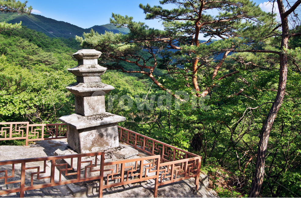 삼층석탑,오봉산,청평사,춘천,고려시대,공주탑,설화,전설,석탑,조각상,동상,석상,조형물,statue,bronze statue,stone statue,종교,신앙,religion,belief,faith