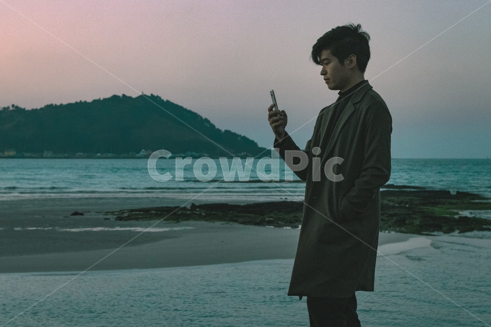 바다,해변,청년,남자,저녁,솔로,제주도,핸드폰,녹색,모래,섬,사람,인물,인간,human,person,남성,남자,man,male,여행,휴가,traveling,vacation,trip,사진작가,포토그래퍼,photographer,감성,sensible,feeling,고독함,외로움,쓸쓸함,우울함,슬픔,lonely,solitary