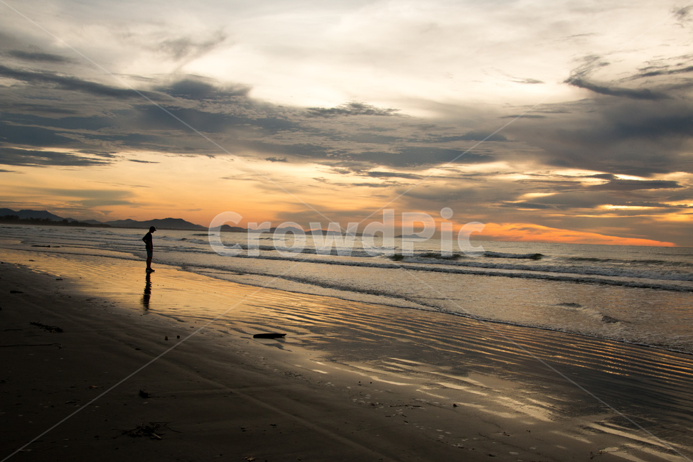 바다,여행,일물,낙조,파도,자연,풍경,nature,landscape,해변,바다,beach,sea,사람,인물,인간,human,person,outdoors,옥외,water,물,ocean,대양,shoreline,해안선
