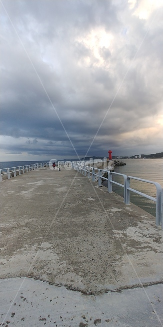 하늘,저녁,해질녁,노을,석양,sea,nature,water,바다,물,자연,바닷물,파도,바다풍경,풍경,구름,흐림,바닷가,등대,난간,banister,사람,person,human,인간