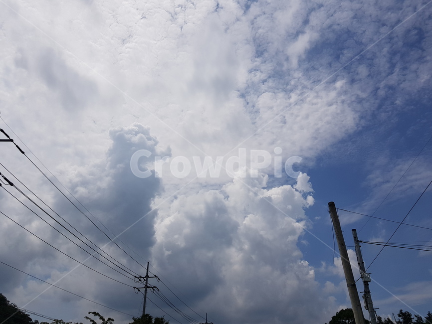 구름,하늘,파란하늘,하얀구름,뭉게구름,전봇대,전신주,cloud,sky,bluesky,파란색,하얀색,전선,cable,맑은하늘