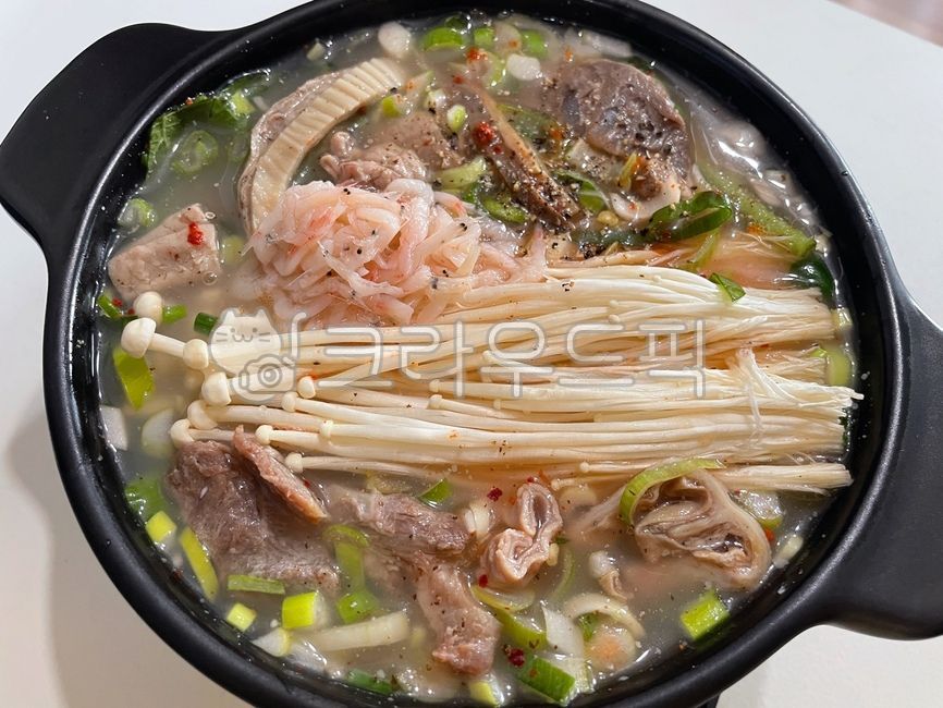 순대국,얼큰한,국밥,얼큰순대국,얼큰순대국밥,국물,육수,따로국밥,돼지고기,돼지국밥,새우젓,팽이버섯,버섯,포장,포장음식,야채,채소,돼지부속,머릿고기,돼지머리,부속물,먹방,밥도둑,한식,한국음식,한국요리,국,뚝배기,해장국,해장,요리,음식,식사,식재료,dish,food,meal,cook,pork,koreanfood