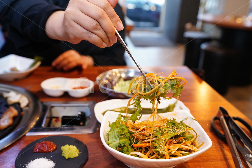 야채,채소,식사,젓가락,한식,소스,컬러,색감,먹방,먹거리,음식,사람,인물,인간,human,person,신체일부,몸,body,음식,식재료,요리,food,cook,meal,dishes,food reserves,한식,한국음식,한국요리,korean food,korean dishes,korean meal,korean cook