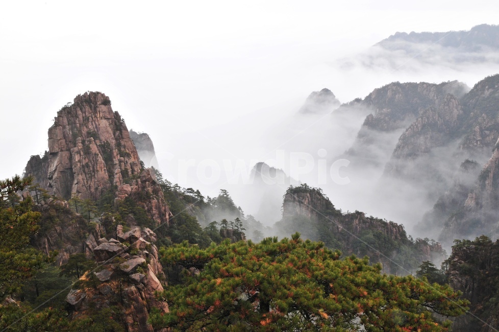 nature,자연,weather,날씨,outdoors,옥외,mountain,산,mountainrange,산맥,peak,피크,중국,황산,중국황산,황산설경,운해,설산,설경,바위산,절벽,중국비경,상고대,경치,경관,풍경,비경,명산,정상,골짜기,기암,기암괴석