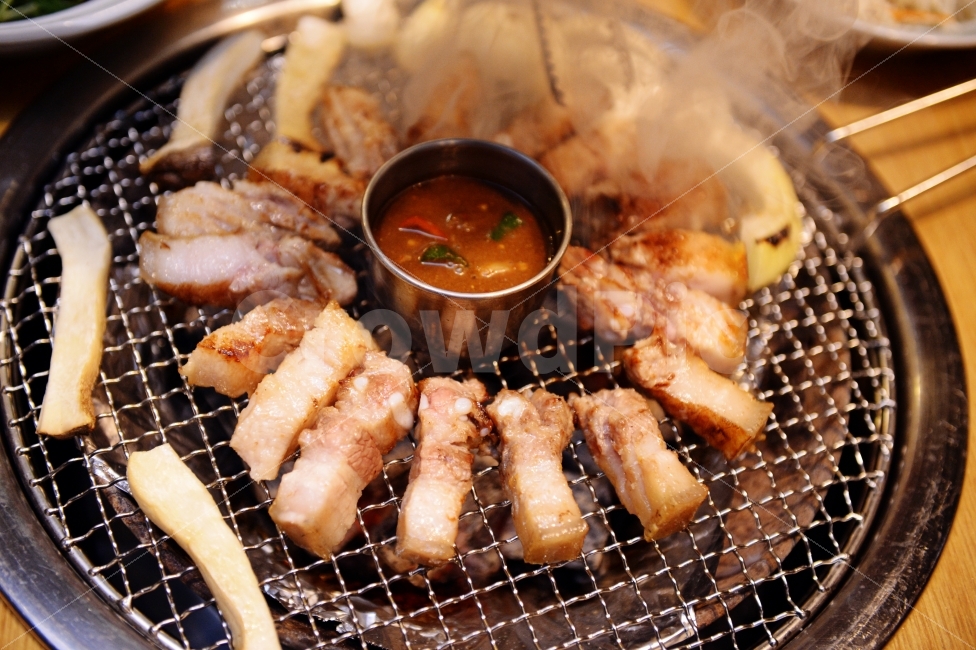 음식,한식,돼지고기,돼지갈비,버섯,양파,food,koreanfood,meat,pork,mushroom,onion,음식,식재료,요리,food,cook,meal,dishes,food reserves,육류,고기,meat,한식,한국음식,한국요리,korean food,korean dishes,korean meal,korean cook