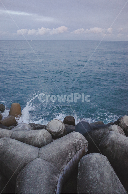 바다,동해바다,파도,방파제,구름,하늘,바닷가,바람,강릉,바닷바람,자연,물,ocean,sea,rock,outdoors,자연,풍경,nature,landscape