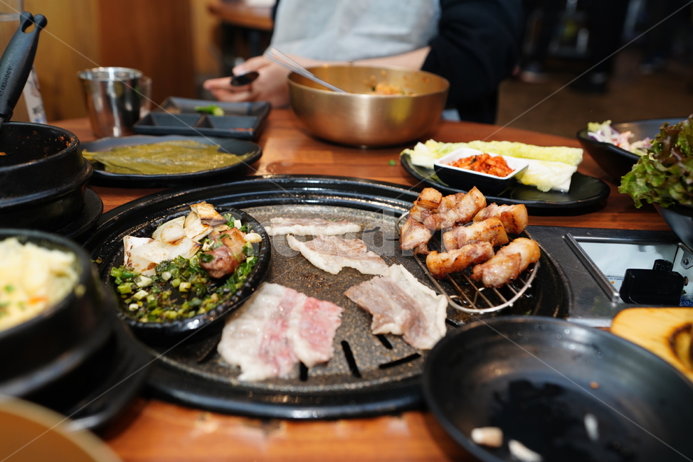 차돌박이,육류,육식,한식,구이,먹거리,안주,음식,food,불판,식사,person,사람,야채,음식,식재료,요리,food,cook,meal,dishes,food reserves,육류,고기,meat,한식,한국음식,한국요리,korean food,korean dishes,korean meal,korean cook