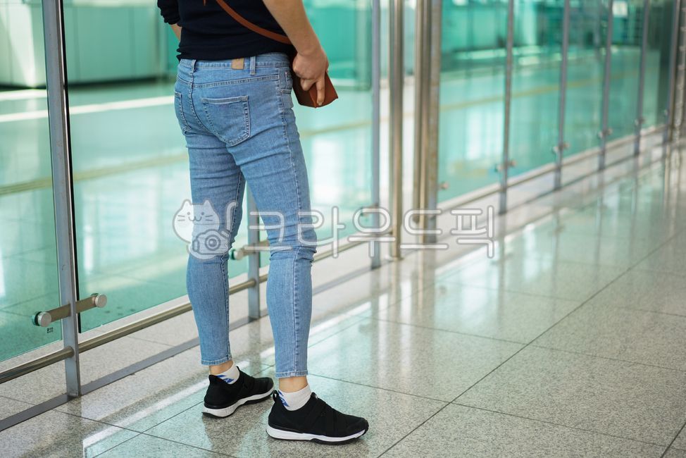 청바지,의류,옷,바지,야외,실외,여자,사람,인간,패션,의상,jeans,clothing,pants,footwear,shoe