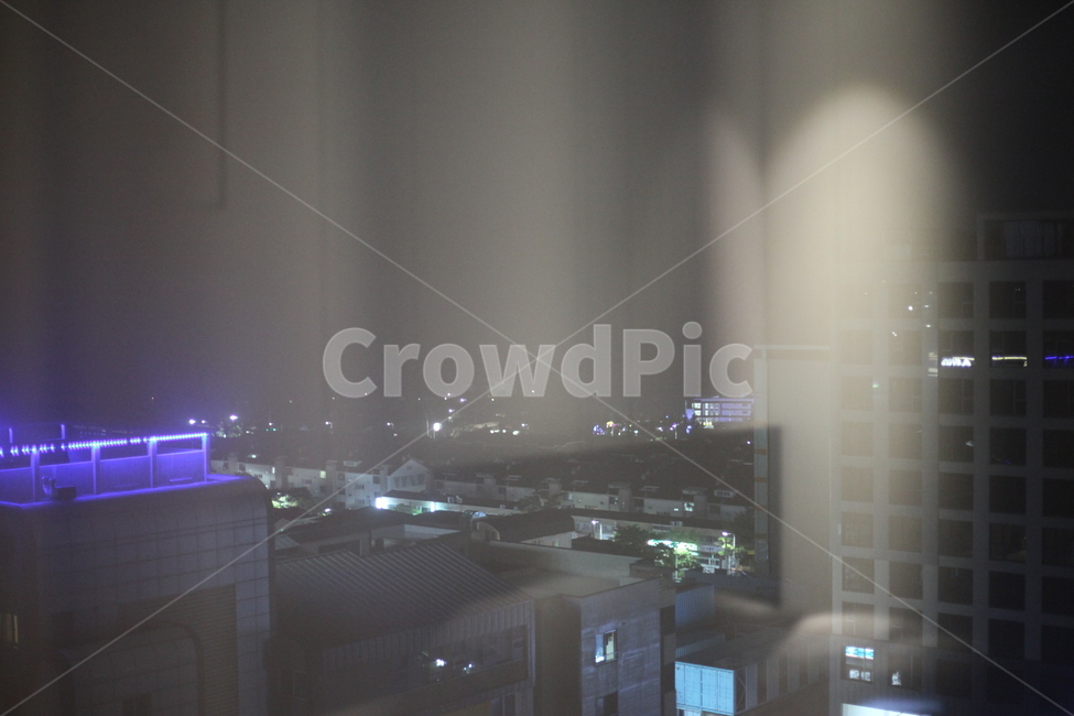창문,건물,불빛,빛,커텐,커튼,야경,밤,풍경,nightscape,night,landscape,도시,city,nature,자연,fog,안개