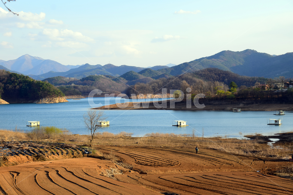 저수지,저수지풍경,물,산,좌대,먼산,저수지뷰,청풍호,낚시좌대,mountains,reservoir,water