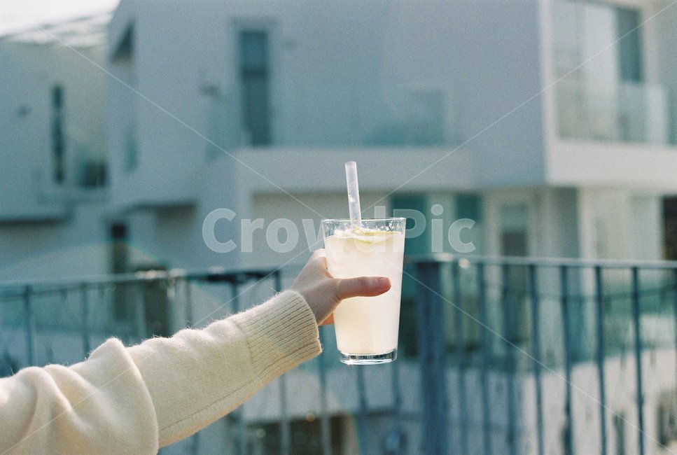 레모네이드,카페,청량,시원한,cafe,analog,빈티지,필름카메라,필름감성,감성사진,lemon,lemonade,노란색,옐로우,잔을들고있는,청량함,음료수,drink,beverage,감성,sensible,feeling