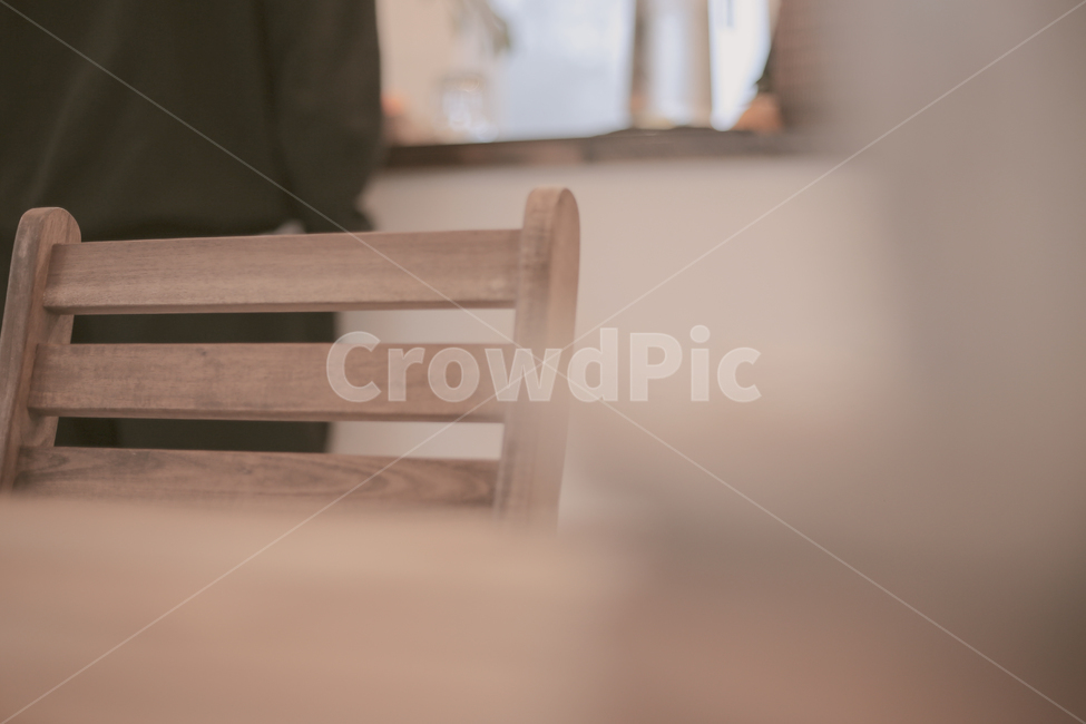 의자,카페,스냅,감성사진,기다림,생각,힐링,실내,인테리어,나무,나무의자,우드,블러,보케,아웃포커싱,스냅사진,감성,sensible,feeling,인테리어,실내디자인,interior design