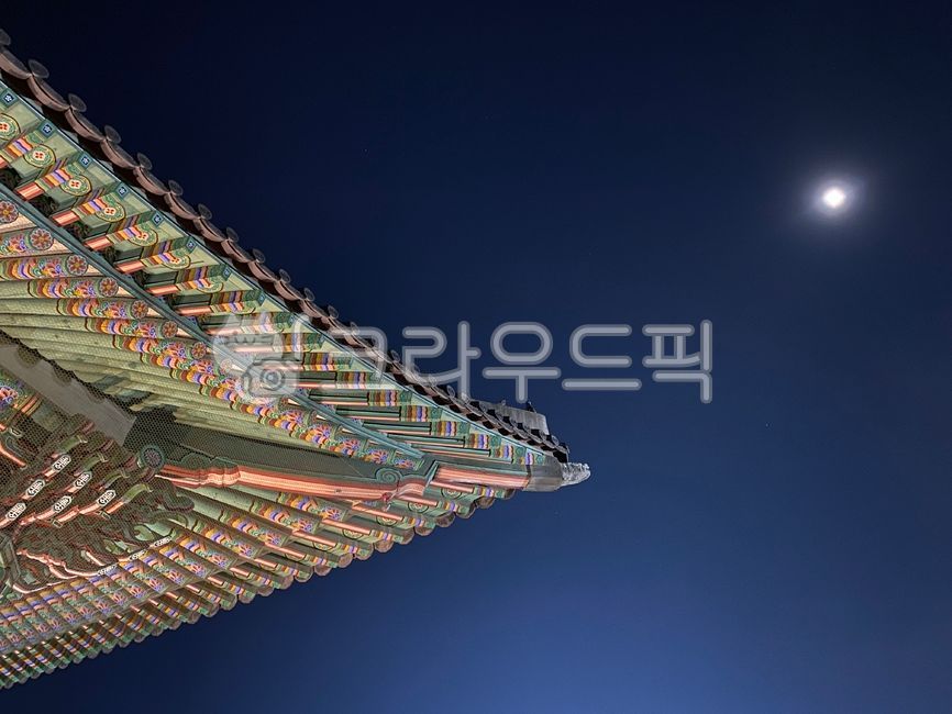 night view,Korean culture,deoksugung,building,structure,korea,moon,traditional,Hanok,tile,Deoksugung Palace,tradition,Korean tradition,architecture