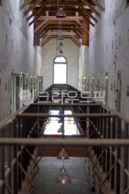 corridor,Japanese occupation,inside,building,historical place,indoors,independence activist,prison,Handrail,architecture,History Exhibition Hall,handrail,japanesecolonialperiod,koreanliberationactivists,Old building,history museum,seoul,korea,historical b
