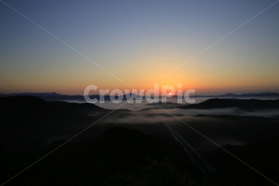 수리티재,운무,풍경,일출,여명,일출사진,sun,landscape,수리티,속리산,보은,구름,안개,도로,궤적,자연,풍경,nature,landscape,한국자연풍경,한국자연경관,korea nature landscape,outdoors,옥외,light,빛,flare,플레어,dawn,새벽,dusk,황혼,sunset,일몰,red sky,붉은 하늘,sky,하늘