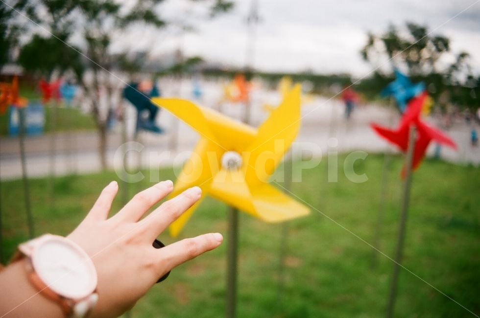 필카,필름카메라,데이트,산책,바람개비,외로움,사람,인물,인간,human,person,신체일부,몸,body,감성,sensible,feeling