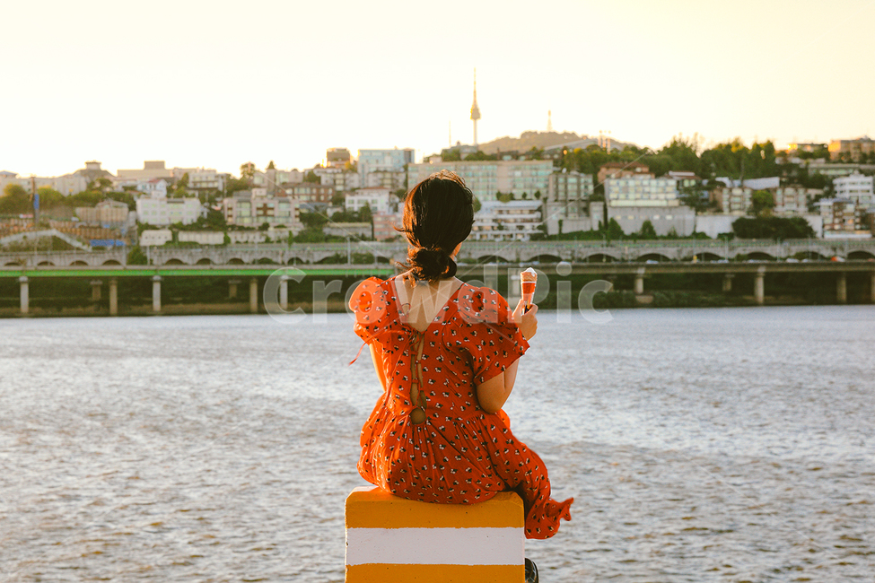 한강,뒷모습,인물,clothing,소매,eveningdress,이브닝드레스,robe,의복,노을,빨간옷,옷,겉옷,fashion,의류,sleeve,템즈강,서울,도시,풍경,city,landscape,한국도시풍경,한국도시경관,korea cityscape,사람,인물,인간,human,person,여성,여자,woman,female,lady,패션스타일,의상,fashion,style,감성,sensible,feeling,색깔,색상,색채,색감,color sense,color sensitivity,feeling of color,apparel,evening dress,이브닝 드레스,패션,gown