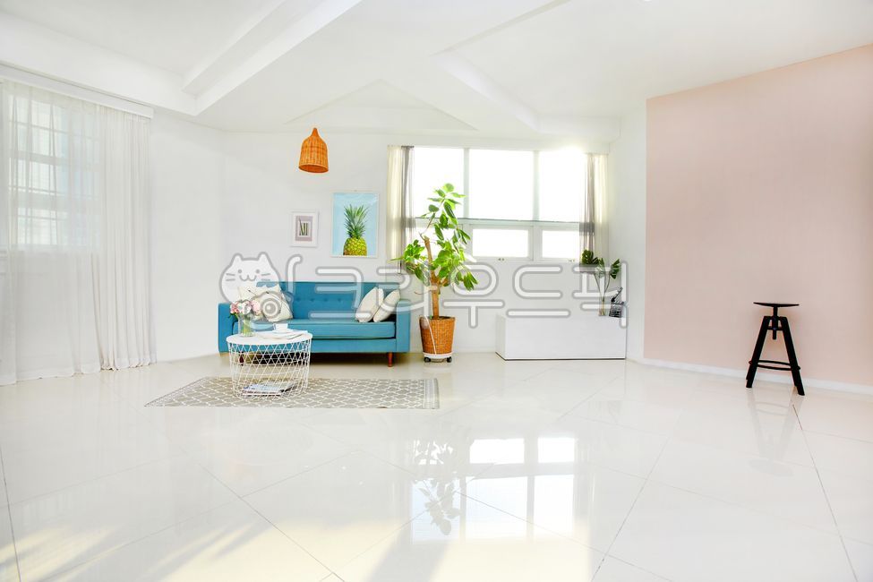 침대,원목침대,넓은거실,하얀벽,흰벽,깨끗한원룸,문,아치형문,엔틱가구,인테리어,이불,배게,커튼,창문,전등,램프,화초,화분,나무,식물,원룸,렌탈스튜디오,햇살,현대식건축,소품,편안하다,안락한,인테리어디자인,bedroom,침실,bed,woodenbed,interior,pillow,curtain,window,light,lamp,tree,plant,studio,rentalstudio,sunshine,modernarchitecture,comfort,interiordesign,flooring,floor,바닥,room,방,livingroom,거실,indoors,옥내,침상,couch,가구,furniture