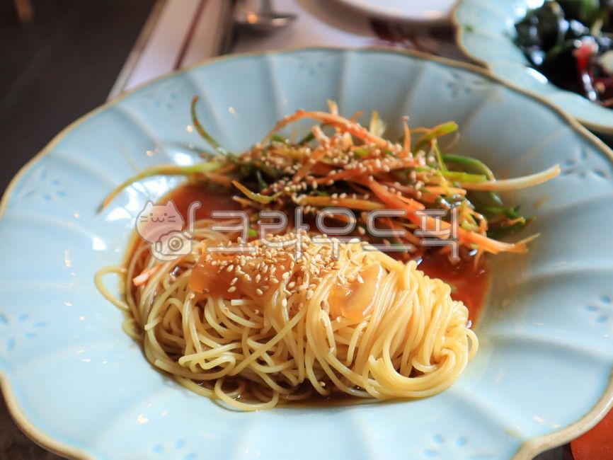 noodle dish,spaghetti,fusion cuisine,noodles,green onion,food,Perilla oil pasta,Western food,pasta,fusion food