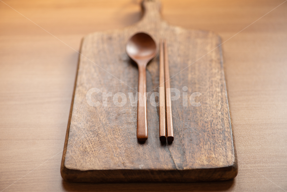 나무도마,도마,젓가락,수저,수저세트,나무젓가락,나무숟가락,숟가락,나무패턴,패턴,나무테이블,사물,물건,오브젝트,thing,object,matter,연출,컨셉,콘셉,direction,concept