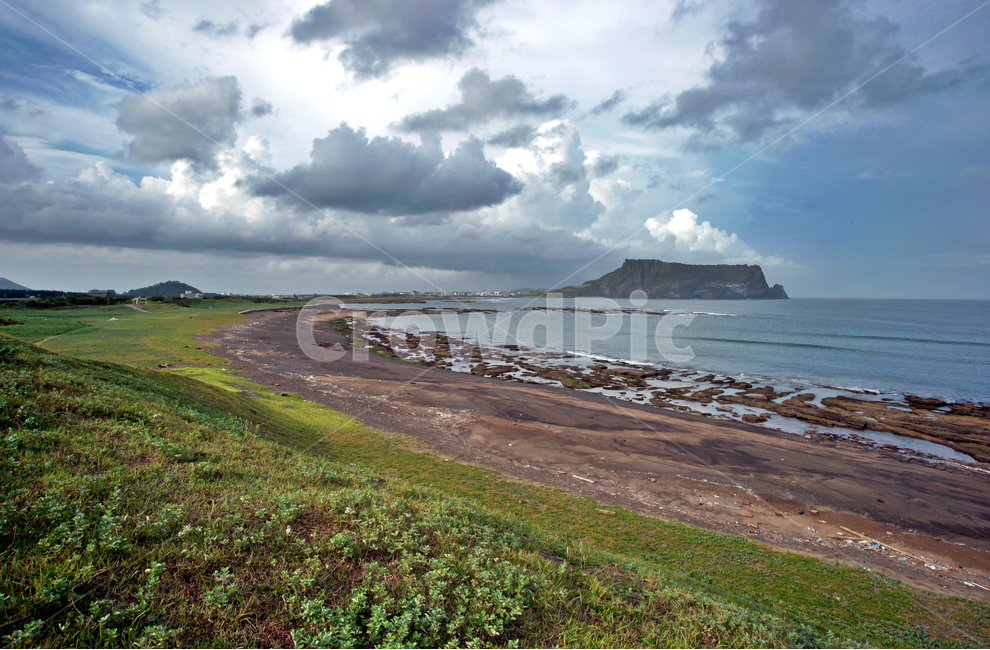 성산일출봉,제주,광치기해변,구름,해안,퇴적암,바다,서귀포시,천연기념물제420호,제주1경,일출봉,관광지,자연,풍경,nature,landscape,한국자연풍경,한국자연경관,korea nature landscape,제주도,jeju,jeju island,outdoors,옥외,land,땅,sea,water,물,ocean,대양,shoreline,해안선,coast,연안
