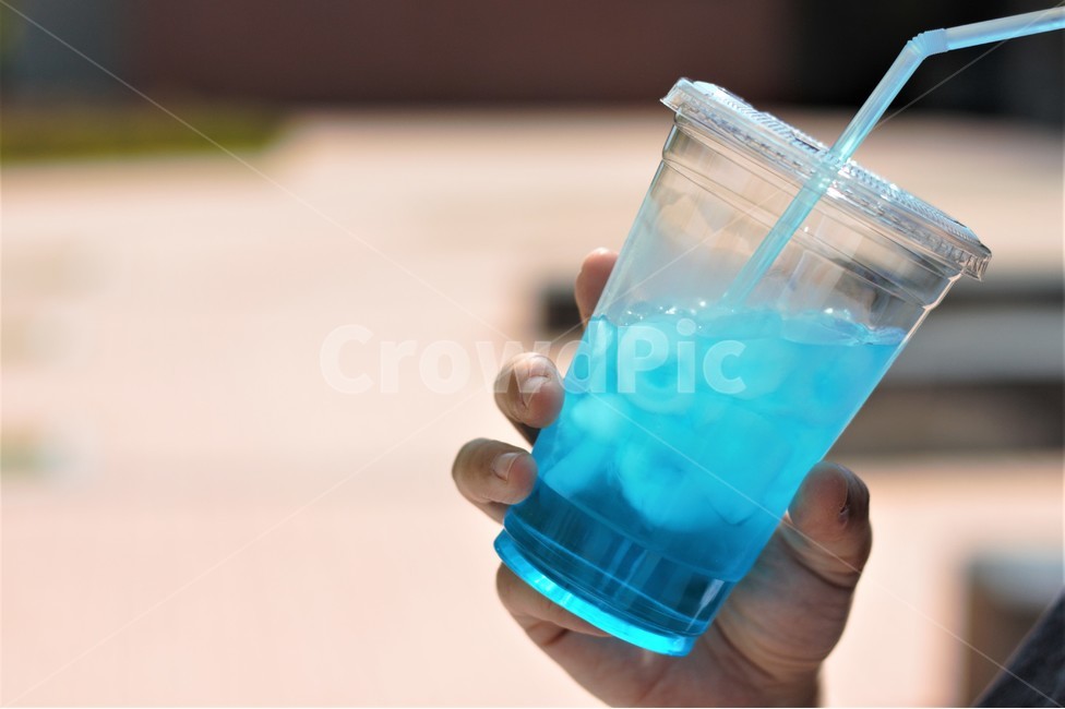 음료수,음료,에이드,손,여름,블루,blue,summer,블루레몬에이드,레몬에이드,lemonade,시원한,상쾌한,차가운,cool,refresh,리프레쉬,빨대,straw,beverage,컵,cup,투명한,transparent,야외,드링킹,drinking,drink,closeup,클로즈업,ice,아이스,여름,계절,summer,season,음료수,drink,beverage,cocktail,칵테일,alcohol,알코올,마실 것,음주