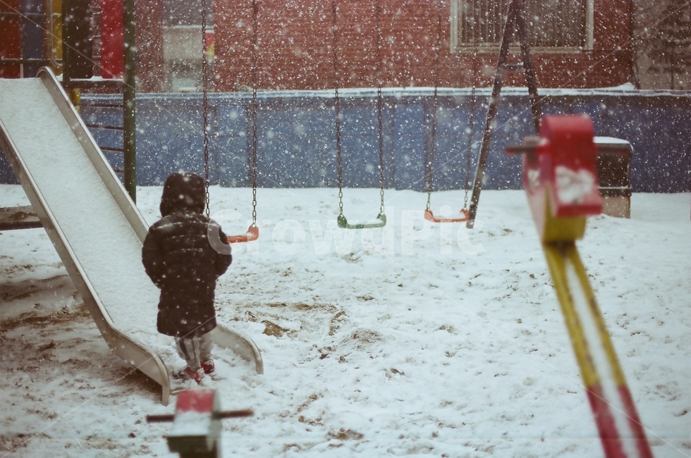 겨울,놀이터,눈,감성사진,필름카메라,겨울,계절,winter,season,사람,인물,인간,human,person,어린이,어린아이,child,children,kid,놀이공원,놀이동산,놀이터,amusement park,playground,감성,sensible,feeling