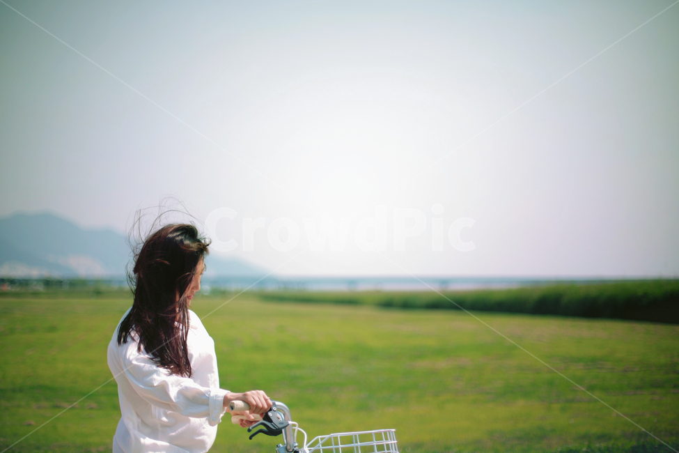 여름,바람,태양,자전거,언덕,휴식,산책,여자,사람,인물,자연,풍경,nature,landscape,사람,인물,인간,human,person,여성,여자,woman,female,lady,여행,휴가,traveling,vacation,trip,감성,sensible,feeling,휴식,힐링,rest,relaxation,healing