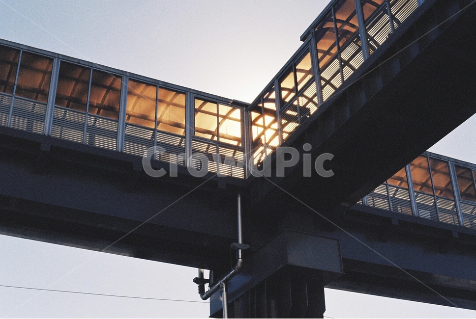 전철,전철역,낮,육교,다리,교차,건축물,건물외관,exterior,building,structure,architecture,construction