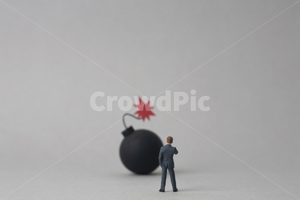폭탄,비즈니스맨,맨,남자,미니어처,피규어,아이디어,컨셉,위험,블랙,검은색,터지다,장애물,장애,위기,극복하다,대처,오브젝트,누끼,폭파,폭발,배경,터트리다,폭발물,화약,도화선,불꽃,빨간색,퓨즈,레드,심지,폭약,지뢰,리스크,회색,그레이,잿빛,리더,리더십,고민,데드라인,비즈니스,금융,비즈니스,사업,business,service,work,연출,컨셉,콘셉,direction,concept