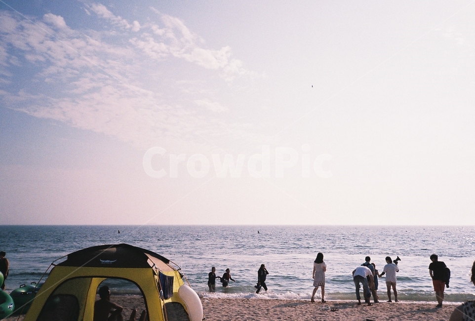 바다,sea,자연,풍경,nature,outdoors,옥외,landscape,필름,필름사진,film,human,인간,person,사람,텐트,tent,해변,해안,beach,지평선,수평선,물,water,해변,바다,beach,sea,사람들,대중,군중,other people,crowd