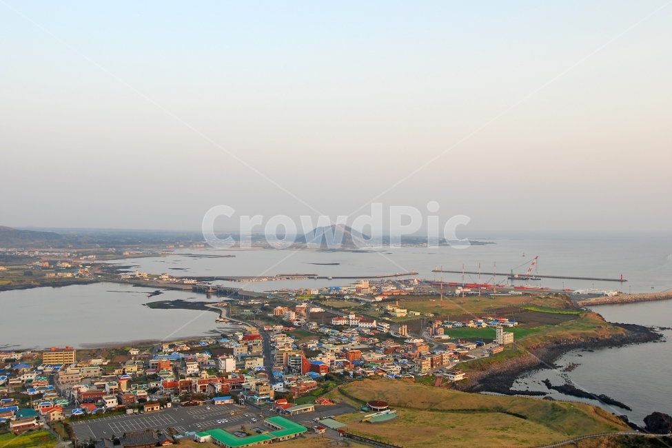 제주도,제주,풍경,바다,섬,오름,하늘,배경,백그라운드,여행,성산,마을,집,주택,건물,도시,부동산,어촌,한국,항구,자연,풍경,nature,landscape,한국자연풍경,한국자연경관,korea nature landscape,제주도,jeju,jeju island,outdoors,옥외,경치,scenery,aerial view,조감도