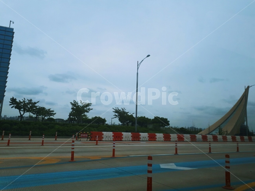 송도,고속도로,도로,나무,가로등,차도,감성,감성적,감성사진,환경,환경사진,자연환경,자연사진,자연속,나뭇잎,구름,하늘,풍경사진,사진
