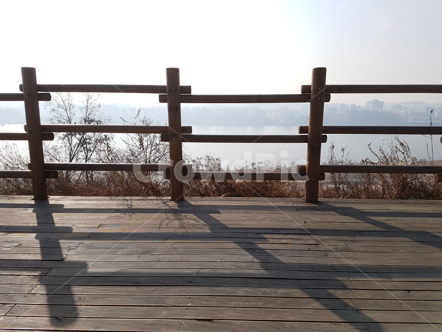 미세먼지,공원,울타리,그림자,도시,자연,풍경,nature,landscape,bridge,다리,building,건물,boardwalk,산책로