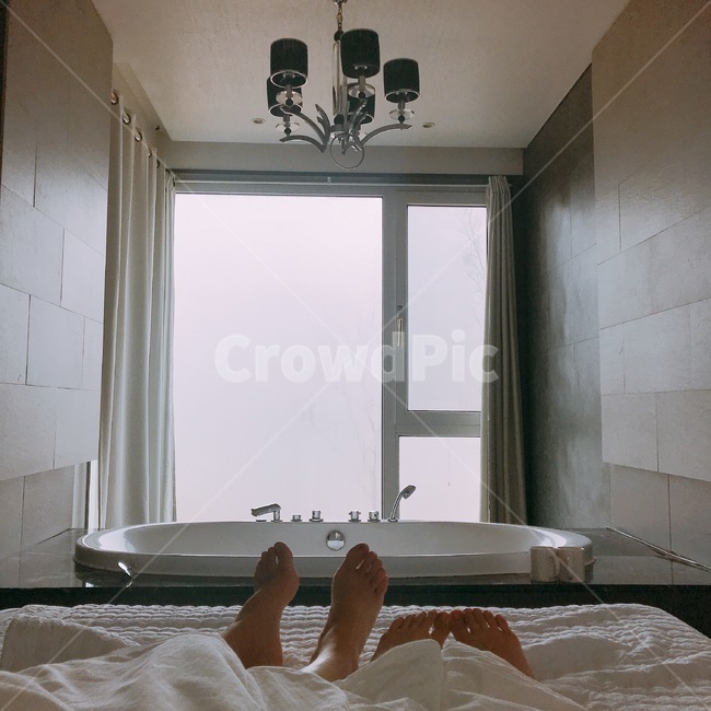 flooring,human,바닥,인간,person,사람,연인,부부,발,침대,신혼,창문,인테리어,연인,커플,사랑,lover,couple