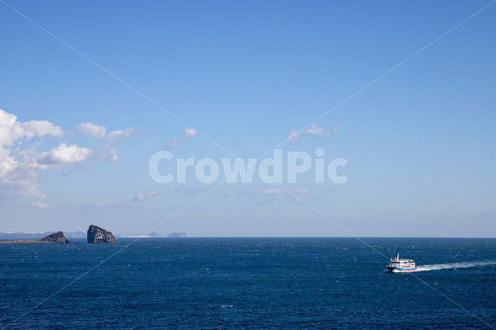 바다,배,맑은날,파란,감성,자연,풍경,nature,landscape,land,땅,outdoors,옥외,water,물,sea,ocean,대양,vehicle,차량,boat,보트,transportation,교통