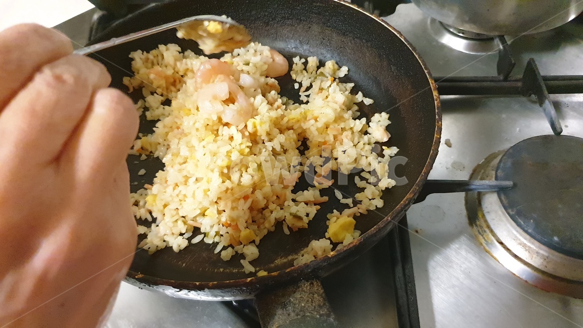 새우볶음밥,요리,조리,레시피,recipe,후라이팬,요리도구,조리도구,숟가락,식사,메뉴,부엌,주방,손,손가락,손동작,가스렌지,food,rice,볶음밥,주방,키친,부엌,주방용품,요리도구,kitchen,kitchenware,cookroom,cookingutensil,음식,식재료,요리,food,cook,meal,dishes,food reserves
