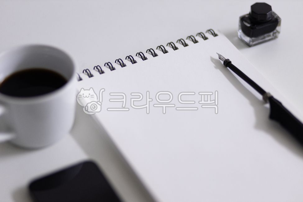 노트,기록,일기,일기장,글쓰기,펜,잉크,다이어리,핸드폰,커피,커피잔,책상,데스크,텍스트,감성,흑백,종이,paper,diary,blackandwhite,sensibility,note,writing,pen,ink,cellphone,coffee,text,coffeecup,desk